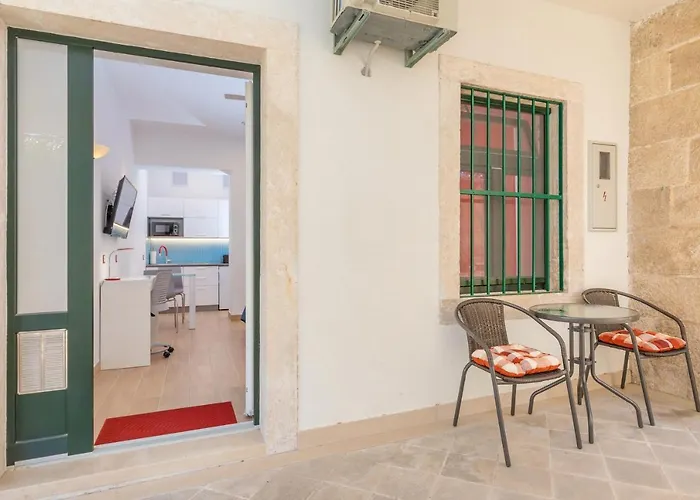 Charming At The Old Town Gate Apartment *